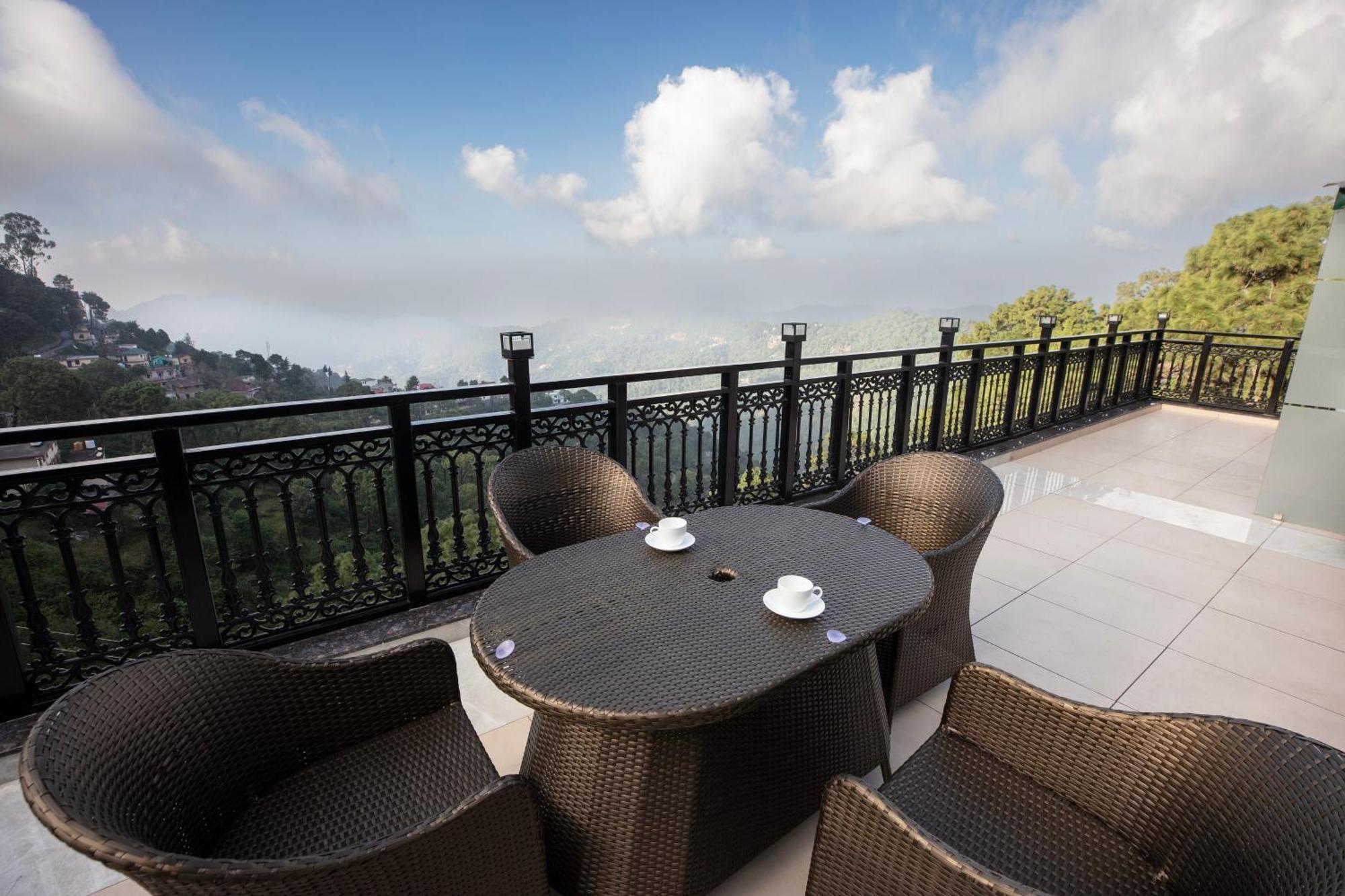 Luxe Resorts - Centrally Heated Air Conditioned Hotel In The Heart Of Kasauli Eksteriør billede