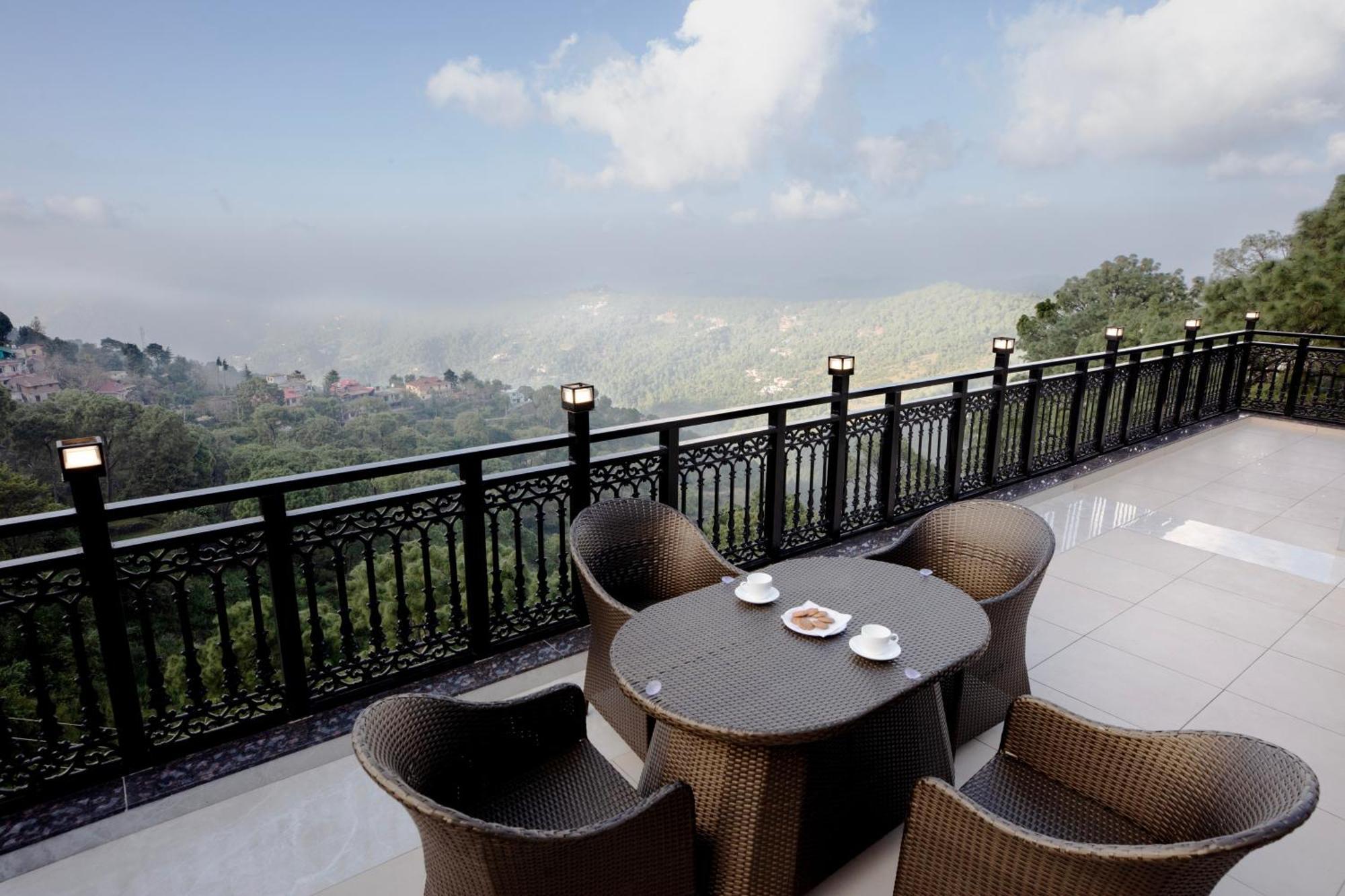 Luxe Resorts - Centrally Heated Air Conditioned Hotel In The Heart Of Kasauli Eksteriør billede